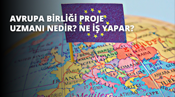 Bu resim sol üst köşesinde bayrak iğnesi olan bir haritayı göstermektedir. Bayrak mor ve sarı renkte olup üzerinde beyaz yazılar bulunmaktadır. Sağ alt köşede haritanın yakın çekimi yer almaktadır. Görüntünün ortasında gri zemin üzerine beyaz harflerle yazılmış bir logo görülüyor. Görüntünün sağ üst köşesinde bulanık bir üçgen görüntüsü var. Sol alt köşede, mavi bir yüzey üzerinde sarı bir nesne var. Haritanın renkleri ve detayları belirgin ve net. Bayrak iğnesi göze çarpıyor ve logo net. Üçgenin görüntüsü hafifçe odak dışıdır ve görüntüye benzersiz ve ilginç bir görünüm kazandırır.