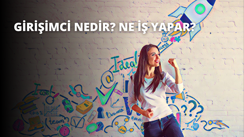 Genç bir kadın kolunu havaya kaldırmış, yumruğunu kararlılıkla sıkmış, kendinden emin bir şekilde duruyor. Yüzü kararlı, gözleri görünmeyen bir şeye odaklanmış. Arkasında bir roket çizimi ve yan tarafta çeşitli nesnelerle dolu bir duvar var. Sanki bir resim için poz veriyormuş gibi görünüyor, vücudu düz ve ifadesi kararlı. Saçları kısa ve koyu renktir ve siyah bir bluz giymektedir. Bu görüntü güç, kuvvet ve ilham verici bir amaç duygusu taşıyor.