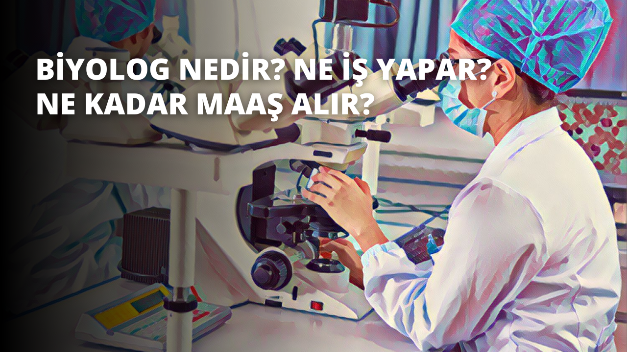 Beyaz önlük ve mavi şapka giyen bir kadın mikroskop kullanıyor. Mikroskobun üzerine eğilmiş, yüzü numuneye odaklanmış durumda. Sağ eli mikroskobun kolunda, sol eli ise yanındaki masanın üzerinde durmaktadır. Arka planda beyaz bir fincan ve bir sandalyenin bulanık görüntüsü var. Sağ üst köşede, siyah zemin üzerinde küçük, beyaz bir 'O' harfi var.