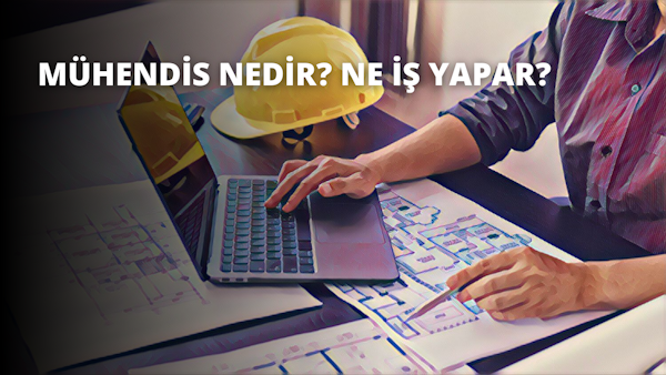 Bir kişi dizüstü bilgisayarın önünde oturmuş, elleriyle klavyede bir şeyler yazıyor. Dizüstü bilgisayar açık ve ekran yanıyor. Üzerinde beyaz yazılar olan sarı bir kask takmaktadır. Kişi görevine odaklanmış ve niyetlidir, gözleri dizüstü bilgisayar ekranına bakmaktadır. Duruşları rahat ve konforludur, sırtları hafifçe kavislidir. Dizüstü bilgisayardan gelen ışık kişinin yüzünden ve kaskın parlak renklerinden yansıyarak sahneyi canlı ve hareketli hale getiriyor.