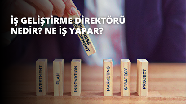 Resimde bir tahta parçasını tutan bir elin yakın çekimi görülüyor. El izleyiciye dönük ve parmakları tahta parçasının etrafına sarılmış. Ten rengi bronz ve tırnaklar kısa ve düzgünce kesilmiş. Elin üzerinde siyah ve beyaz desenli bir bileklik var. Tahta parçası pürüzsüz ve açık renklidir ve düzensiz bir şekle sahiptir. Tahta el tarafından sıkıca tutulmuş ve güçlü bir kavrama hissi veriyor. Arka plan koyu ve bulanıktır, bu da elin ve ahşabın görüntüde öne çıkmasını sağlar.