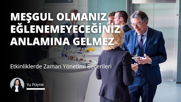 Bir grup insan bir masanın etrafında toplanmış, her birinin elinde bir tabak yemek var. Masanın başında takım elbiseli bir adam, elinde bir tabak ve bir kadeh şarap tutmaktadır. Onun yanında beyaz boğazlı kazak ve siyah ceket giymiş bir kadın durmaktadır. Ön planda bir kravatın yakın çekimi, arka planda ise bir kadehin yakın çekimi görülmektedir. Herkes gülümsüyor ve yemeklerinin tadını çıkarıyor, atmosfer sıcak ve davetkâr. Sahne odadaki ışıkla aydınlatılmış ve mutlu bir buluşma hissi uyandırıyor.