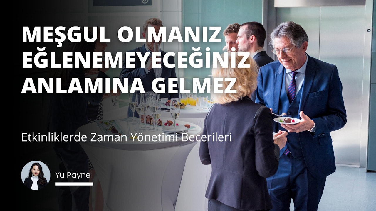 Bir grup insan bir masanın etrafında toplanmış, her birinin elinde bir tabak yemek var. Masanın başında takım elbiseli bir adam, elinde bir tabak ve bir kadeh şarap tutmaktadır. Onun yanında beyaz boğazlı kazak ve siyah ceket giymiş bir kadın durmaktadır. Ön planda bir kravatın yakın çekimi, arka planda ise bir kadehin yakın çekimi görülmektedir. Herkes gülümsüyor ve yemeklerinin tadını çıkarıyor, atmosfer sıcak ve davetkâr. Sahne odadaki ışıkla aydınlatılmış ve mutlu bir buluşma hissi uyandırıyor.