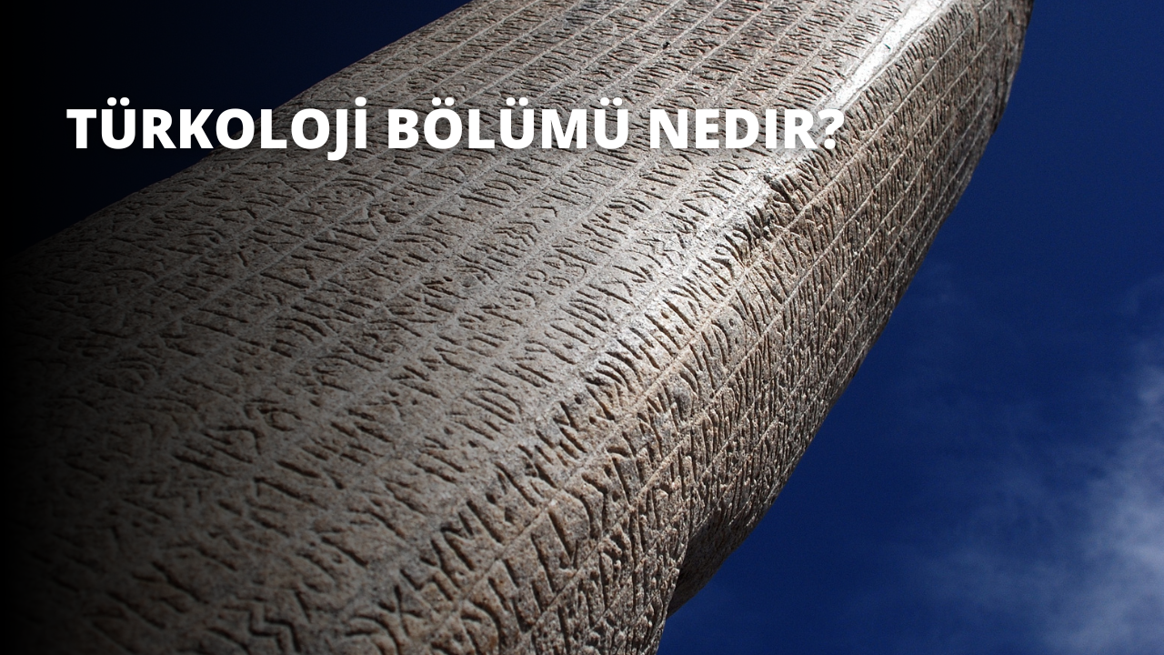 Bu görüntü, yüzeyine karmaşık yazılar kazınmış büyük bir taş sütunu göstermektedir. Bu bir yakın çekimdir ve taş orta gri renktedir. Yazı beyazdır ve bir tür logo gibi görünmektedir. Karmaşık tasarımlarla çevrili ve kelimeler düzgün, tek tip bir yazı tipiyle yazılmış. Taş oldukça eski görünmektedir ve yazı hafifçe solmuştur. Yazının anlaşılması zor, ancak bazı harfler tek tek görülebiliyor. Resmin bir tarih ve gizem duygusu var.