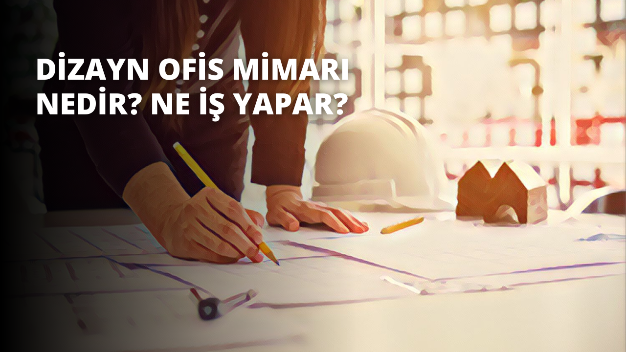 Bir kişi elinde tuttuğu bir plana bakıyor. Kâğıdın arka planı beyazdır ve üzerinde kırmızı yazılar ve ayrıntılar vardır. Kişinin elleri odaktadır ve detayları okurken parmaklarının kağıt üzerinde hareket ettiği görülebilir. Kişi dikkatle konsantre olmuş, yüzünde odaklanmış bir ifadeyle planı incelemektedir. Kağıt ışığa tutularak kişinin ayrıntıları daha yakından incelemesi sağlanmıştır. Arka planda, kişinin rahat bir ortamda çalıştığını düşündüren bir masa ve sandalye görülüyor. Işıklandırmanın iyi olması, kişinin planı kolaylıkla okuyabilmesini sağlıyor. Kişinin yüzü ışık tarafından aydınlatılıyor ve kararlı ifadesi görülüyor.