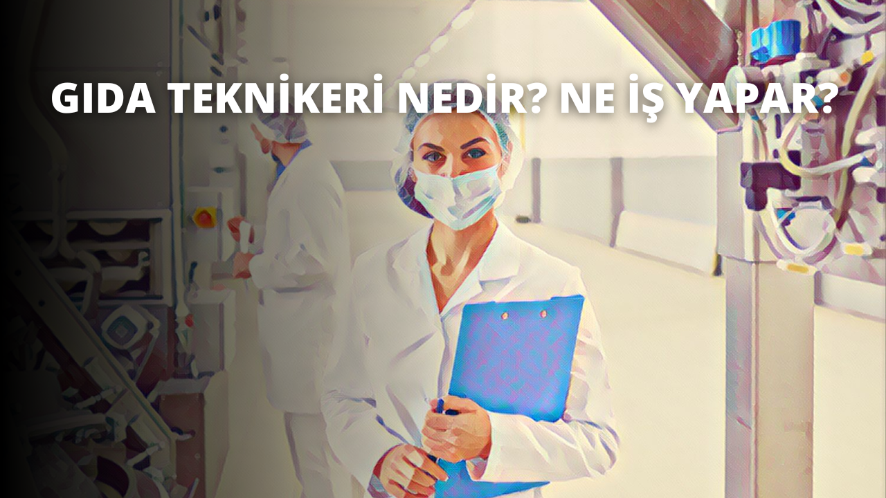 Beyaz bir tıbbi önlük ve koruyucu bir yüz maskesi giyen bir kadın ön planda duruyor. Sol elinde mavi bir pano tutuyor ve yüzünde ciddi bir ifade var. Arkasında, burun ve gözler gibi bazı özellikleri görülebilen bir kişinin yüzünün bulanık bir görüntüsü var. Kadın dik bir pozisyonda, ayakları bitişik ve kolları vücuduna yakın bir şekilde durmaktadır. Sırtından aşağı dökülen uzun siyah saçları var. Beyaz ceketinin düğmeleri açık ve birkaç cebi var.