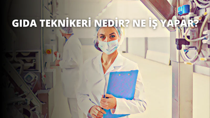 Beyaz bir tıbbi önlük ve koruyucu bir yüz maskesi giyen bir kadın ön planda duruyor. Sol elinde mavi bir pano tutuyor ve yüzünde ciddi bir ifade var. Arkasında, burun ve gözler gibi bazı özellikleri görülebilen bir kişinin yüzünün bulanık bir görüntüsü var. Kadın dik bir pozisyonda, ayakları bitişik ve kolları vücuduna yakın bir şekilde durmaktadır. Sırtından aşağı dökülen uzun siyah saçları var. Beyaz ceketinin düğmeleri açık ve birkaç cebi var.