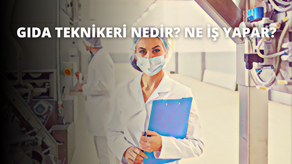 Beyaz bir tıbbi önlük ve koruyucu bir yüz maskesi giyen bir kadın ön planda duruyor. Sol elinde mavi bir pano tutuyor ve yüzünde ciddi bir ifade var. Arkasında, burun ve gözler gibi bazı özellikleri görülebilen bir kişinin yüzünün bulanık bir görüntüsü var. Kadın dik bir pozisyonda, ayakları bitişik ve kolları vücuduna yakın bir şekilde durmaktadır. Sırtından aşağı dökülen uzun siyah saçları var. Beyaz ceketinin düğmeleri açık ve birkaç cebi var.