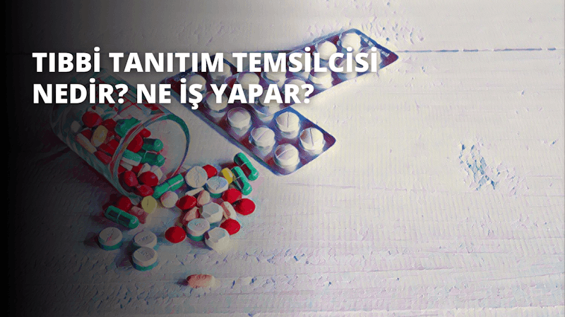 Bu görüntü, bir grup yuvarlak hapla dolu beyaz bir kabın yakın çekimini göstermektedir. Kap plastik veya benzer bir malzemeden yapılmıştır ve hafif şeffaf görünmektedir. Hapların rengi beyazdan maviye kadar değişmekte ve parlak bir yüzeye sahiptir. Kap hafif eğik bir açıyla tutularak içindeki tüm hapların iyi bir şekilde görülmesi sağlanmıştır. Görüntü biraz bulanıktır, bu da uzaktan çekildiğini düşündürmektedir. Kap, görüntünün merkezinde yer almakta ve beyaz bir arka planla çevrelenmektedir.