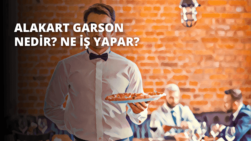 Elinde bir tabak pizza tutan bir adamın yakın çekimi. Mavi bir gömlek giymektedir ve pizzanın üzeri peynir ve sucukla kaplıdır. Yan tarafa bakıyor, ifadesi nötr. Görüntü hafif bulanık ve arkasında beyaz bir duvar var. Görüntünün sağ alt köşesinde bir kişinin elinin bulanık bir görüntüsü var.