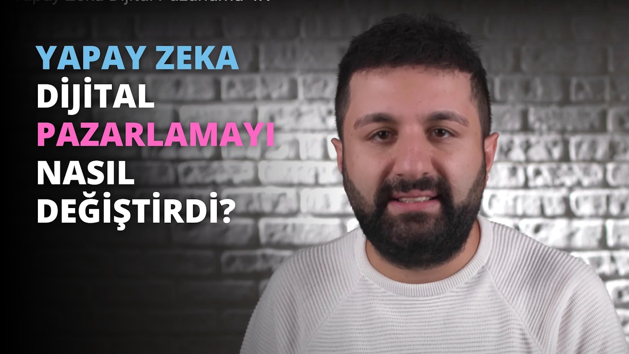 Dolgun, koyu renk sakallı bir adamın yüzünün yakın çekimi görülür. Gözleri kapalı ve ifadesi huzurlu. Arka plan siyah, birkaç küçük beyaz metin kutusu ve pembe bir harf ilginç bir kontrast oluşturuyor. Adamın sakalı kesilmiş ve düzgün görünüyor ve doku ayrıntılarda görülebiliyor. Soldaki mavi ve siyah metin kutuları biraz soluk ama yine de okunaklı. Pembe harf net ve kolay okunabilir. Genel olarak görüntü bir sakinlik ve dinginlik hissi veriyor.