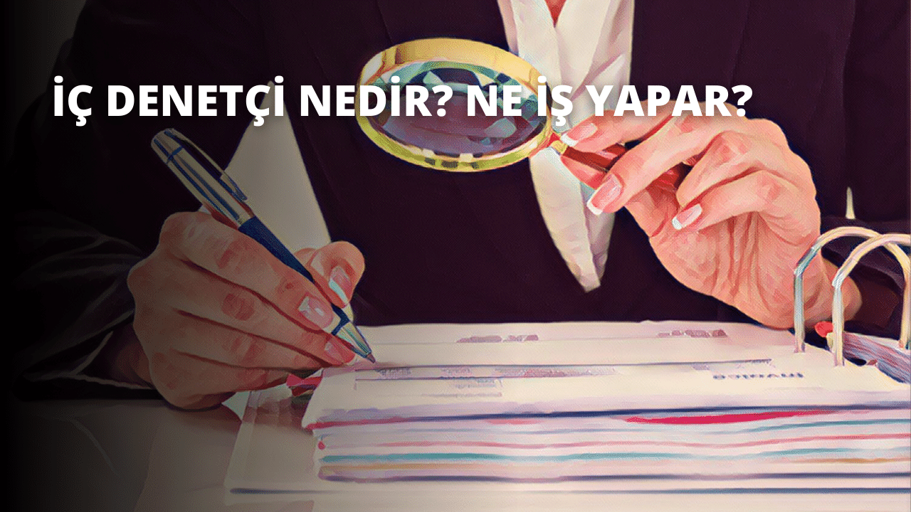 Elinde büyüteç ve kalem olan bir kişi soyut bir tablonun önünde durmaktadır. Kişinin üzerinde sarı bir gömlek ve mavi bir kot pantolon var. Kişi büyüteçle resme yakından bakmakta ve kalemle bir şeyler yazmaktadır. Büyüteç resme doğru tutulur ve kalem diğer elinde tutulur. Resim renkli ve çeşitli şekil ve çizgilere sahip. Kişinin elinde kırmızı bir nesne de vardır. Kişi dikkatle resme ve elindeki nesneye odaklanmaktadır.