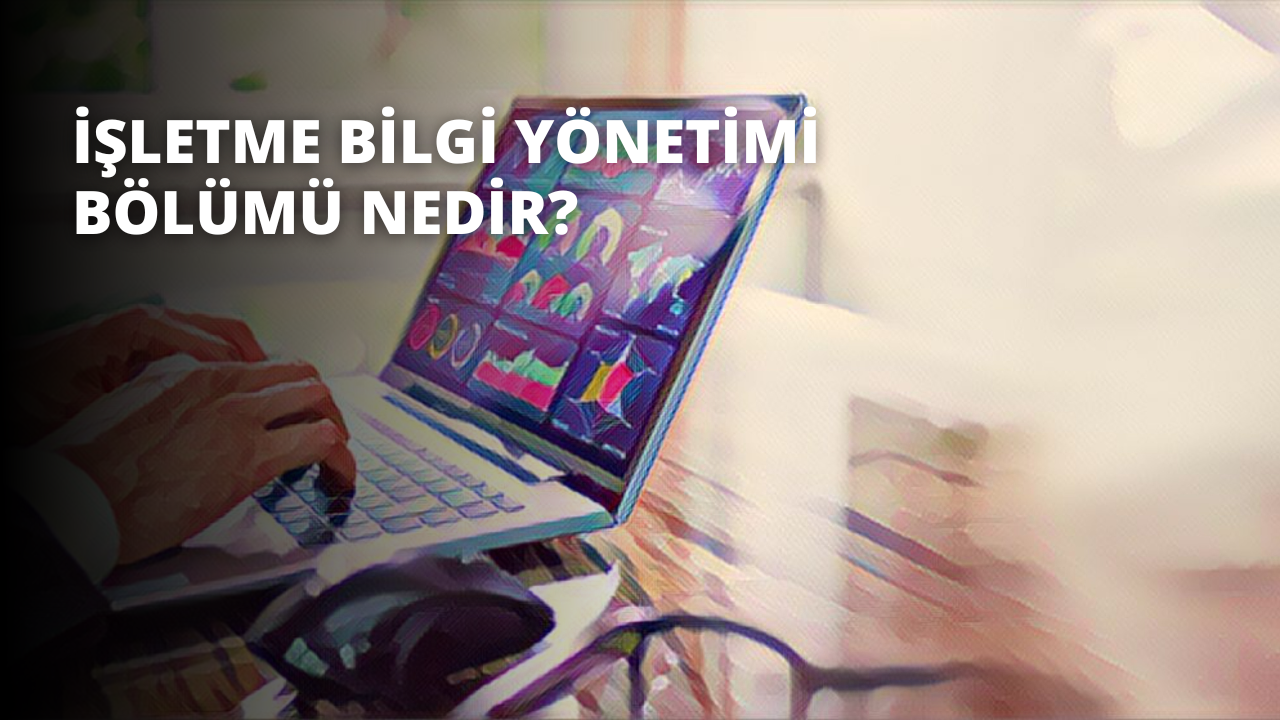 Elleri klavyede dizüstü bilgisayar başında oturmuş yazı yazan bir kişinin yakın çekimi. Kişinin yüzünde odaklanmış ve niyetli bir ifade vardır ve üzerinde siyah desenli beyaz bir bluz giymektedir. Dizüstü bilgisayar gümüş rengindedir ve kişinin elleri klavyenin üzerinde durmaktadır. Arka plan hafifçe bulanık, ancak görüntüde bir miktar karanlık var. Kişinin yüzü yazı yazarken dizüstü bilgisayar ekranından gelen ışıkla aydınlanıyor. Görüntü hafif yüksek bir açıdan çekilmiştir ve kişinin yüzü odaktadır.