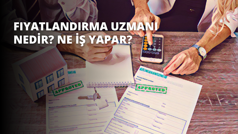 Bir kişi masanın üzerinde duran bir hesap makinesini işaret etmektedir. Hesap makinesi gri renktedir ve bir sayı tuşu, düğmeler ve bir ekrana sahiptir. Kişi hesap makinesindeki bir düğmeyi işaret etmek için işaret parmağını kullanıyor. Kolunda bir saat takılıdır. Masanın üzerinde bir kağıt, bir kalem ve kırmızı çatılı kağıttan bir ev var. Kişi hesap makinesini evin maliyetini hesaplamak için kullanıyor.