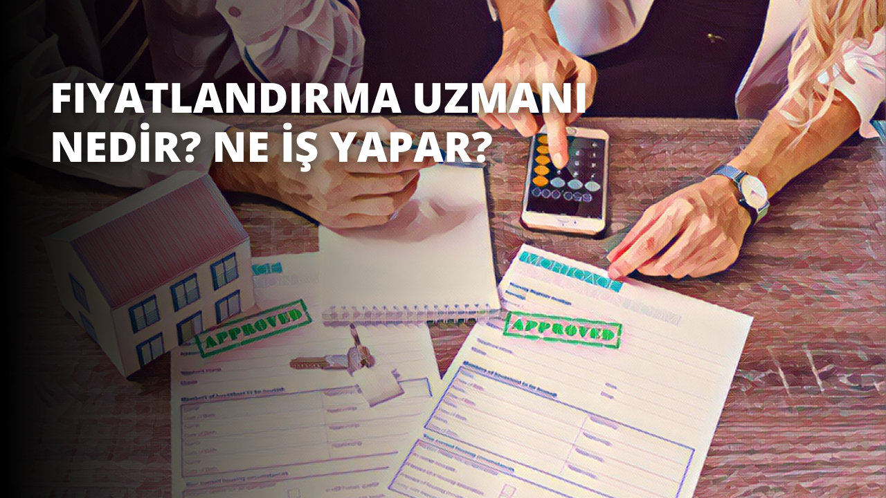 Bir kişi masanın üzerinde duran bir hesap makinesini işaret etmektedir. Hesap makinesi gri renktedir ve bir sayı tuşu, düğmeler ve bir ekrana sahiptir. Kişi hesap makinesindeki bir düğmeyi işaret etmek için işaret parmağını kullanıyor. Kolunda bir saat takılıdır. Masanın üzerinde bir kağıt, bir kalem ve kırmızı çatılı kağıttan bir ev var. Kişi hesap makinesini evin maliyetini hesaplamak için kullanıyor.