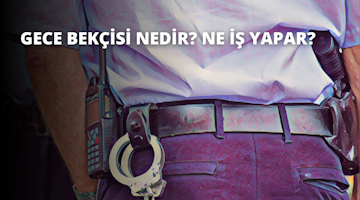 Bu görüntü, üzerinde kelepçeler bulunan bir polis memurunun kemerinin yakın çekimidir. Kemer siyahtır, gümüş tokaları ve kelepçeleri sabitlemek için gümüş bir tokası vardır. Kelepçeler koyu metalik gümüş rengindedir ve sağlam bir malzemeden yapılmış gibi görünmektedir. Arka plan beyaz metinli mor bir kumaştan oluşuyor. Ön planda, içinde bir bant bulunan bir cep ve bir cep telefonu var. Bu görüntü bir polis eğitim videosunda ya da bir suç dizisindeki bir sahneyi göstermek için kullanılabilir. Bir polis memurunun görev sırasında taşıdığı gerekli araçlara mükemmel bir örnektir.