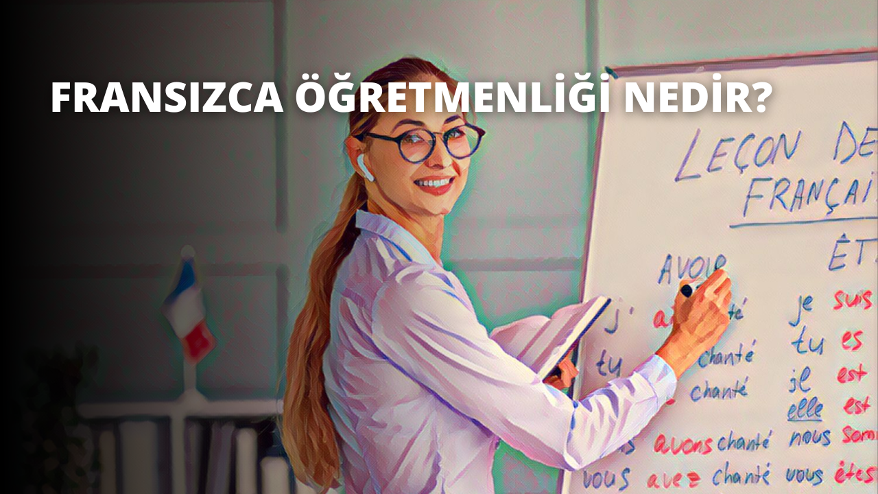 Bu görüntüde beyaz tahtaya keçeli kalemle yazı yazan bir kadın görülüyor. Kadın tahtanın önünde durmakta ve yazarken kolunu uzatmaktadır. Sağ eli kalemi tutarken sol eli arkasına doğru uzanmış. Mavi bir gömlek giymiş ve saçlarını arkaya toplamıştır. Beyaz tahta metin, semboller ve sayılarla doludur. Arka planda bir kitabın yakın çekimi ve bir kişinin kolunun yakın çekimi var. Ayrıca, ön planda siyah arka planlı beyaz bir sayı var.