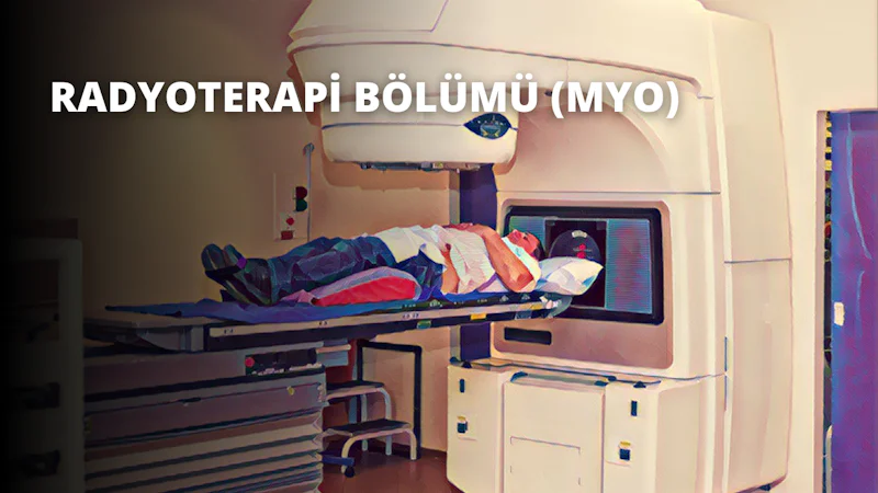 Beyaz bir makinenin bulunduğu bir odada hastane yatağında yatan bir adam. Mavi bir gömlek ve beyaz bir pantolon giymiş, rahat ve konforlu görünüyor. Kolları yatağın üzerinde duruyor ve ince bir battaniye beline kadar onu örtüyor. Arkasında gri bir zemin üzerinde beyaz bir 'O' harfi görülüyor. Solunda, siyah minderli ve gümüş ayaklı bir sandalyenin yakın çekimi görülüyor. Sağında, siyah kenarlı beyaz bir kutunun yakın çekimi görülmektedir. Oda parlak bir ışıkla aydınlatılmış ve duvarlar açık gri renkte görünüyor. Adam gündelik hayatın koşuşturmasından uzakta, huzurlu bir ortamda görünüyor.