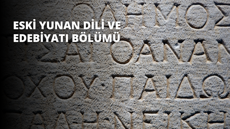 Resimde büyük gri bir taşın yakın çekim fotoğrafı görülmektedir. Taşın yüzeyine el yazısı ile beyaz harflerle yazılmış bir metin kazınmıştır. Taşın üst kısmı hafifçe yuvarlatılmış ve bazı küçük tümsekler ve pürüzlü noktalar var. Metinde Ben bir kayayım, yerinden oynatılamam yazıyor ve kalın bir fontla yazılmış. Taş çimenlik bir alanla çevrilidir ve etrafına dağılmış küçük kayalar ve taşlar vardır. Arka planda parlak mavi bir gökyüzü ve birkaç beyaz bulut yer almaktadır. Metin net bir şekilde görülebiliyor ve okunabiliyor; taş ise sağlam ve güçlü görünüyor.