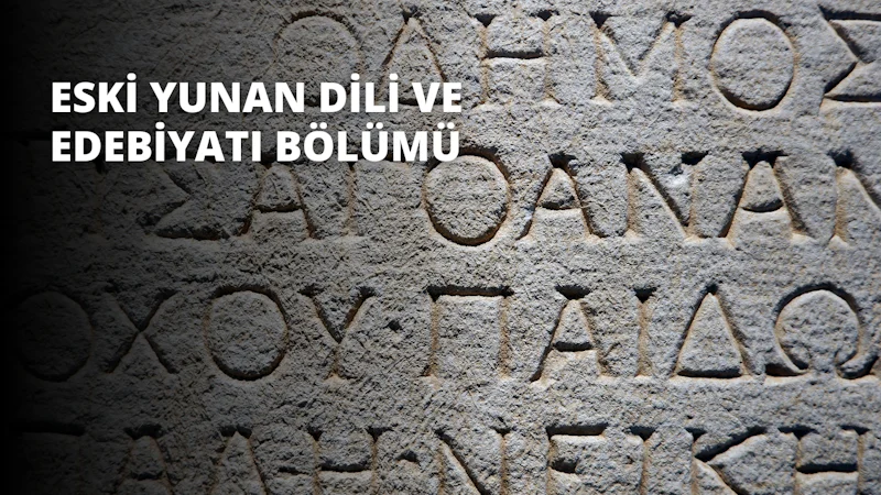 Resimde büyük gri bir taşın yakın çekim fotoğrafı görülmektedir. Taşın yüzeyine el yazısı ile beyaz harflerle yazılmış bir metin kazınmıştır. Taşın üst kısmı hafifçe yuvarlatılmış ve bazı küçük tümsekler ve pürüzlü noktalar var. Metinde Ben bir kayayım, yerinden oynatılamam yazıyor ve kalın bir fontla yazılmış. Taş çimenlik bir alanla çevrilidir ve etrafına dağılmış küçük kayalar ve taşlar vardır. Arka planda parlak mavi bir gökyüzü ve birkaç beyaz bulut yer almaktadır. Metin net bir şekilde görülebiliyor ve okunabiliyor; taş ise sağlam ve güçlü görünüyor.