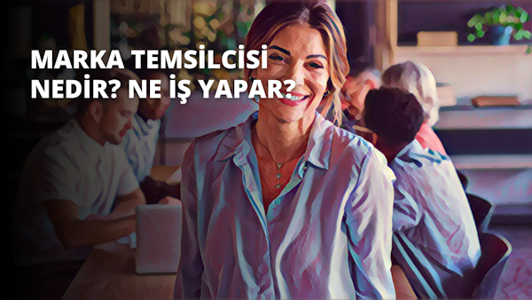 Genç bir kadın kameraya ışıl ışıl gülümsüyor, gözleri parlıyor ve dudakları geniş bir sırıtışla kıvrılıyor. Omuz hizasında açık kahverengi saçları var ve beyaz bir gömlek giyiyor. Arka planda bir kişinin elinin bulanık bir görüntüsü ve bir kişinin başının bulanık bir görüntüsü var. Ayrıca bir bitkinin bulanık bir görüntüsü de var. Kadının ifadesi neşeli ve davetkâr, sanki izleyiciyi bir neşe anında kendisine katılmaya davet ediyor. Kendinden emin ve memnun görünüyor, bir sıcaklık ve mutluluk aurası yayıyor.