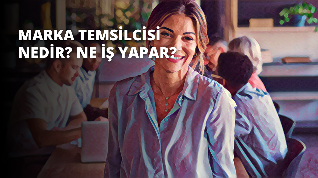 Genç bir kadın kameraya ışıl ışıl gülümsüyor, gözleri parlıyor ve dudakları geniş bir sırıtışla kıvrılıyor. Omuz hizasında açık kahverengi saçları var ve beyaz bir gömlek giyiyor. Arka planda bir kişinin elinin bulanık bir görüntüsü ve bir kişinin başının bulanık bir görüntüsü var. Ayrıca bir bitkinin bulanık bir görüntüsü de var. Kadının ifadesi neşeli ve davetkâr, sanki izleyiciyi bir neşe anında kendisine katılmaya davet ediyor. Kendinden emin ve memnun görünüyor, bir sıcaklık ve mutluluk aurası yayıyor.