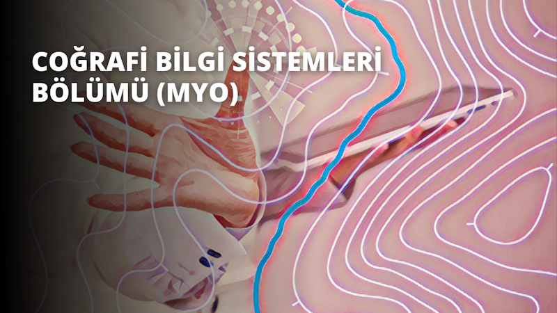 Bir kişi bir haritanın önünde durmakta ve haritayı elinde tutmaktadır. Harita yakından çekilmiş ve ayrıntılar net bir şekilde görülebiliyor. Kişinin elleri haritayı sıkıca tutuyor ve parmakları kenarları dikkatle kavrıyor. Arka plan bulanıktır ve odak tamamen haritanın üzerindedir. Harita, kişinin durduğu bölgenin ayrıntılı bir haritasıdır ve yollar, patikalar ve önemli noktalar vurgulanmıştır. Harita beyazdır ve ayrıntılar dikkatlice siyahla çizilmiştir. Kişinin yere sağlam basan ayakları da görülebiliyor.