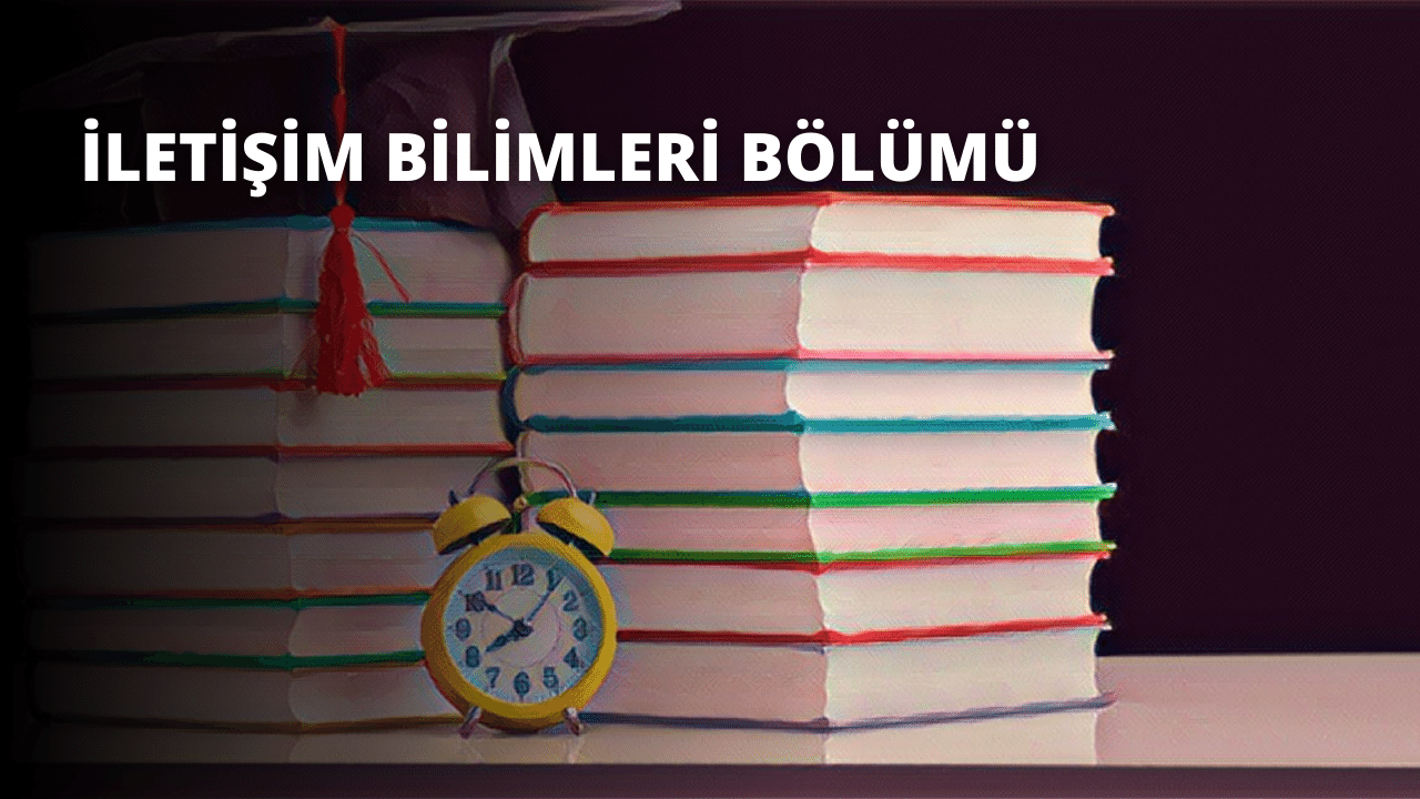 Bu resim, üzerinde bir saat bulunan bir kitap yığınını göstermektedir. Kitaplar düzgün, dikey bir yığın halinde istiflenmiş. Yığının üstünde siyah ibreli sarı bir çalar saat var. Sanki kasıtlı olarak yerleştirilmiş gibi, kitapların biraz dışına yerleştirilmiştir. Arka planda, beyaz ve kırmızı bir kutu hafifçe odak dışında kalıyor. Kutunun köşeleri ve kenarından dikey olarak aşağıya doğru uzanan birkaç çizgi görülebiliyor. Ön planda, bir kişinin eli bulanık ve hafifçe odak dışı. Parmaklar görülebiliyor ve aşağıya, saate doğru bakıyor. Sağda, pembe beyaz bir kare de hafifçe odak dışıdır. Görüntünün merkezinde, odak kitap yığını ve sarı çalar saat üzerindedir. Siyah bantlı sarı şapka kitap yığınının dibine yerleştirilerek sahneyi tamamlıyor.