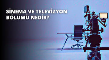 Bu görüntü bir masanın yanında duran bir robotu göstermektedir. Robot masaya dönüktür ve beyaz bir zemin üzerinde durmaktadır. Masanın tekerlekleri vardır ve koyu renkli bir malzemeden yapılmıştır. Masanın üstünde bir dizüstü bilgisayar, bir telefon ve birkaç eşya daha var. Arka planda bulanık mavi bir nesne görülebiliyor ve görüntünün sağ alt köşesinde mavi arka planlı siyah kare bir nesne görülüyor. Görüntüdeki renkler çoğunlukla beyaz, siyah ve mavinin tonlarıdır. Görüntüdeki aydınlatma doğal ve genel atmosfer sakin ve dingin.