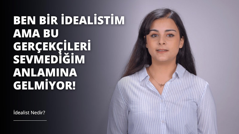 Uzun, dalgalı saçlı bir kadın beyaz ve mavi çizgili bir gömlek giyiyor. Üzerinde beyaz yazılar olan siyah beyaz bir tabelanın önünde durmaktadır. Yüzü kameraya dönüktür ve dudakları hafifçe ayrılmıştır. Göğsünün yakın çekiminde küçük gümüş boncuklardan yapılmış bir kolye görülüyor. Gözleri kapalıdır ve uzun saçları yüzünü çerçevelemektedir. Ağzının yakın çekimi dişlerini ortaya çıkarıyor. Rahatlamış ve memnun görünüyor. Beyaz gömleğinin uzun kolları ve sol tarafında küçük bir cebi var. Gömlek ayrıca minik mavi ve beyaz şeritlerle süslenmiş.