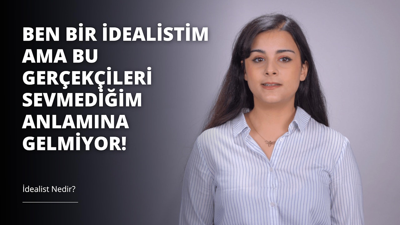 Uzun, dalgalı saçlı bir kadın beyaz ve mavi çizgili bir gömlek giyiyor. Üzerinde beyaz yazılar olan siyah beyaz bir tabelanın önünde durmaktadır. Yüzü kameraya dönüktür ve dudakları hafifçe ayrılmıştır. Göğsünün yakın çekiminde küçük gümüş boncuklardan yapılmış bir kolye görülüyor. Gözleri kapalıdır ve uzun saçları yüzünü çerçevelemektedir. Ağzının yakın çekimi dişlerini ortaya çıkarıyor. Rahatlamış ve memnun görünüyor. Beyaz gömleğinin uzun kolları ve sol tarafında küçük bir cebi var. Gömlek ayrıca minik mavi ve beyaz şeritlerle süslenmiş.