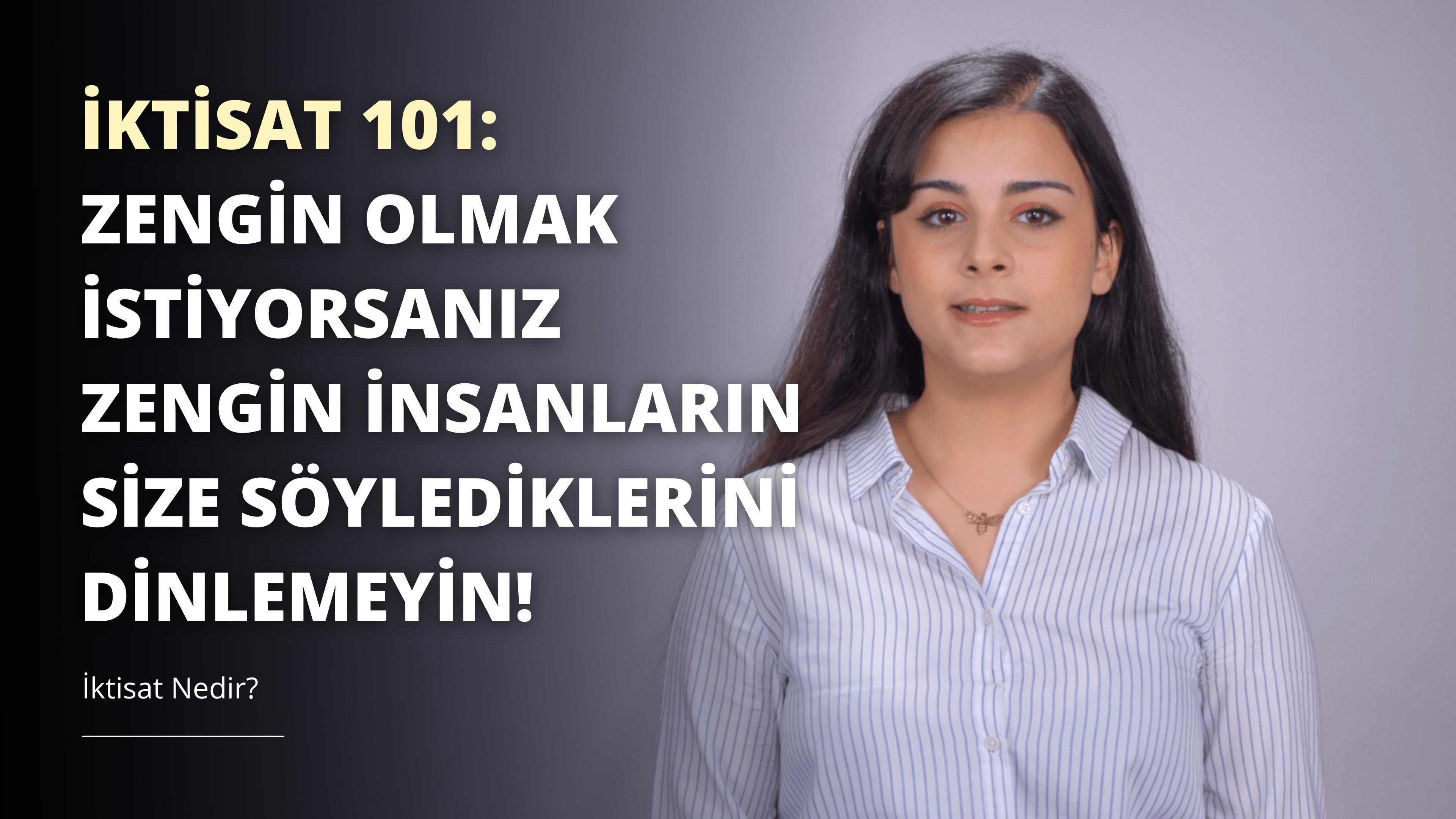 Beyaz ve mavi çizgili bir gömlek giyen uzun, açık kahverengi saçlı bir kadın çerçevenin ortasında duruyor. Yüzünde hafif bir gülümsemeyle yana doğru bakıyor. Arka plan beyaz ve odak dışı. Küçük bir kolye ucu olan altın bir kolye takıyor. Saçları yana doğru ayrılmış ve omuzlarının üzerine düşüyor. Gömleğinin yakası ve ortasından aşağıya inen düğmeleri var. Gömleğin üzerindeki çizgiler dikeydir ve renkleri değişmektedir. Kolye taktığı tek aksesuardır.