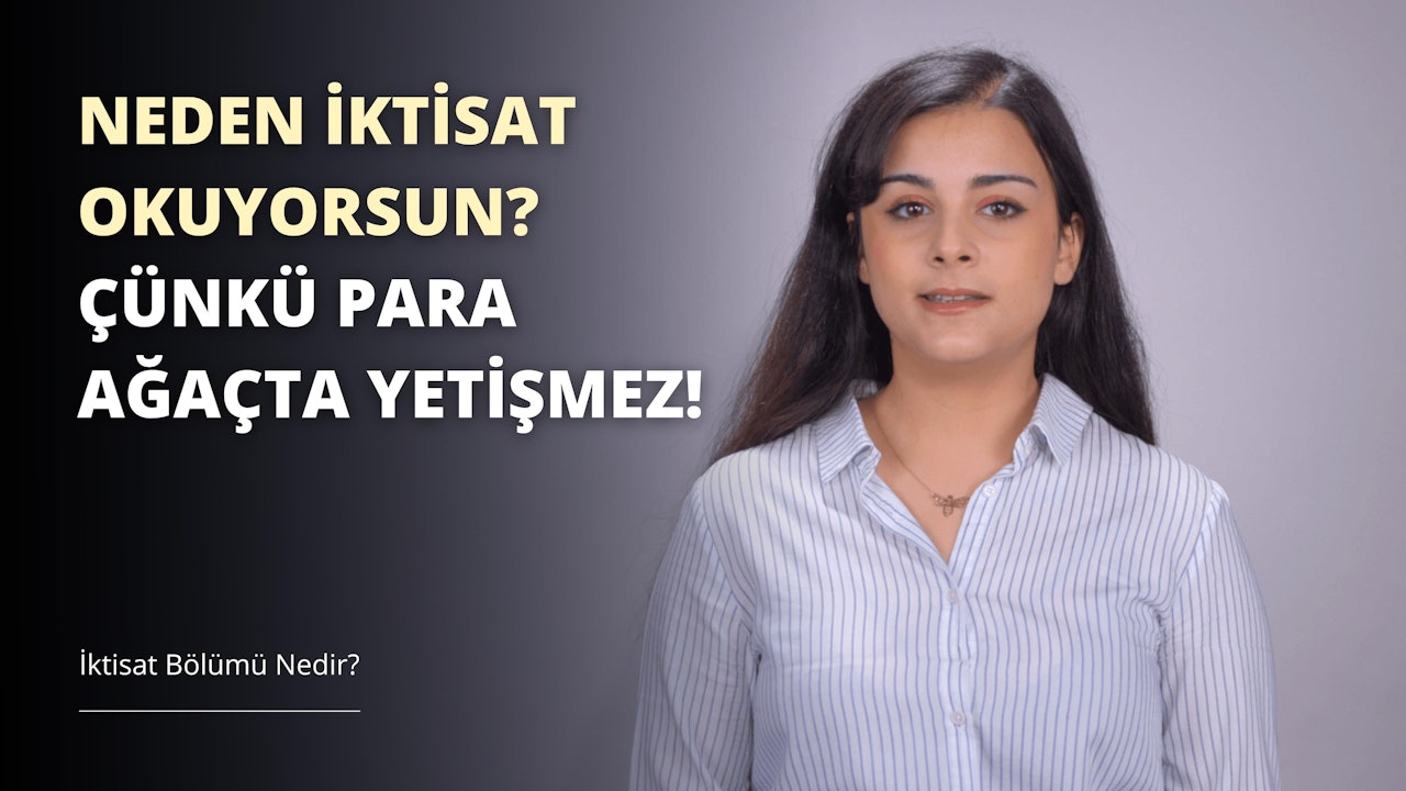 Yakın plan bir portrede bir kadın görülüyor. Omuzlarına kadar inen uzun, kahverengi saçları var. Beyaz ve mavi çizgili bir gömlek giymiş ve gömleğinin alt kısmını içine sokmuş. Gözleri kapalı ve dudakları hafifçe ayrık, ona rahat ve huzurlu bir ifade veriyor. Boynunda büyük bir kolye ucu olan narin bir kolye var. Arka planda siyah bir duvar ve üzerinde beyaz bir yazı var. Metnin anlaşılması zor ama görülebiliyor. Kadının etrafı sakin ve huzurlu bir atmosferle çevrili.