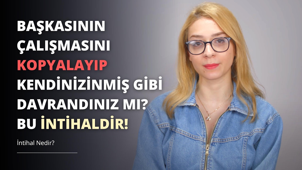 Kot ceket giyen ve gözlük takan bir kadın gri bir arka planın önünde duruyor. Saçlarını arkaya toplamış ve beyaz bir kolye takmış. Gözleri dümdüz karşıya bakıyor ve gözlükleri ışığı yansıtıyor. Ceketinin sol tarafının fermuarı açık ve siyah zemin üzerinde beyaz bir z harfi görülüyor. Sağ göğsünde gri zemin üzerine beyaz bir harf var. Kot ceketi yıpranmış, solmuş bir görünüme sahiptir. Küçük, belli belirsiz bir gülümsemeyle kameraya bakıyor gibi görünüyor.