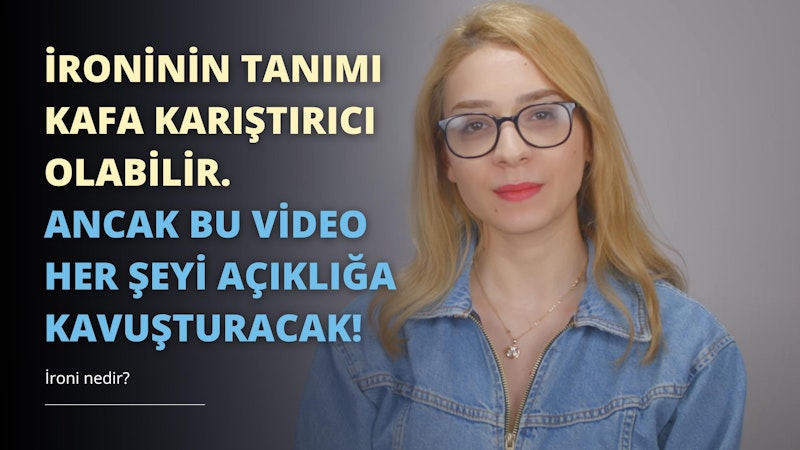 Gözlüklü ve kot ceketli bir kadın bu görüntünün odak noktası. Sarı saçları var ve bir kolye takıyor. Gözlükleri siyah çerçeveli ve gözleri yoğun ve odaklanmış. Kot ceket beyaz yakalı ve düğmeli. Arka planda, üzerinde B harfi olan siyah beyaz bir işaret, gri zemin üzerinde mavi bir O harfi ve siyah zemin üzerinde mavi bir harf var. Kişinin dudakları yakın plandadır ve hafifçe ayrılmış gibi görünmektedir. Kadın dalgın bir ifadeyle uzaklara bakıyor ve görüntüye gizemli bir hava veriyor.