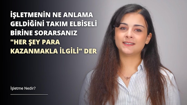 Uzun kahverengi saçlı bir kadın bu görüntünün odak noktasıdır. Bir kolye takıyor ve saçları geriye doğru toplanmış. Arka planda bulanık bir arı görüntüsü, beyaz metinli siyah beyaz bir arka plan ve siyah arka plan üzerinde beyaz bir harf var. Ön planda, siyah zemin üzerinde beyaz bir 'O' harfi ile bir kişinin ağzının yakın çekimi var. Kadının taktığı kolye de görülebiliyor. Ayrıca, gri zemin üzerinde beyaz harfler ve 'D' harfi bulunan siyah beyaz bir işaret var. Kadın uzun saçlarını geriye atmış ve yüz hatlarını vurgulayan kolyesiyle rahat ve kendinden emin görünüyor.