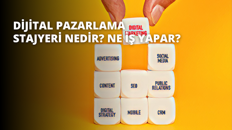 Bir el bir küp tutarken görülüyor, küp beyaz ve yüzeyinde mavi bir metin yazılı. Metin net ve okunaklı, küp ise mükemmel bir kare gibi görünüyor. El odakta, parmaklar küpü güvenli bir şekilde sıkıca kavrıyor. Arka plan odak dışıdır ve sağ alt köşede bir klavyenin yakın çekimi vardır. Klavyenin üzerinde bir tür konteynır gibi görünen sarı ve beyaz bir nesne var. Genel görüntü iyi kompozisyona sahip ve renkler canlı ve göz alıcı.