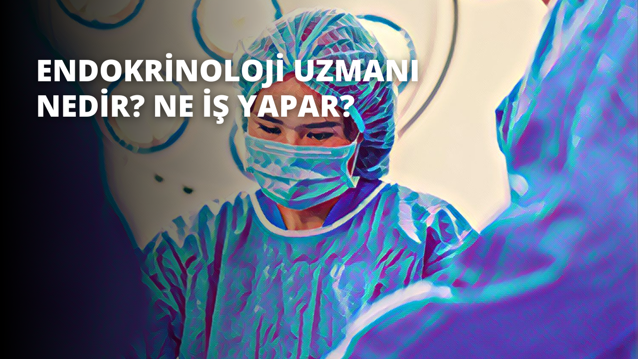 Bu görüntüde tıbbi yüz maskesi ve mavi beyzbol şapkası takan bir kişi görülüyor. Başında beyaz bir ameliyat kepi var ve kepin arkası boynundan aşağıya doğru sarkıyor. Mavi önlük, yüz maskesi ve beyaz bir önlük giymektedir. Önlük kişiyi boynundan ayaklarına kadar örtmektedir. Kişinin gözleri maskenin arkasından görülebilmektedir ve kısa siyah saçları vardır. Ayrıca beyaz ayakkabı giymektedir. Kişi, arkasında beyaz bir duvar olan iyi aydınlatılmış bir odada durmaktadır.