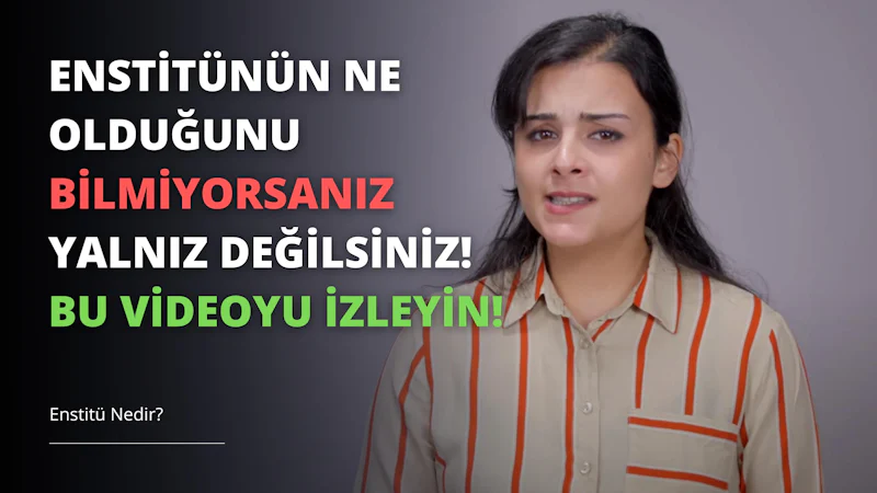 Uzun, koyu renk saçlı bir kadın gri bir arka planın önünde duruyor ve çizgili bir gömlek giyiyor. Uzun kollu ve önden düğmeli gömleğin üzerindeki çizgiler siyah ve beyazdır. Gömleğin üzerinde kırmızı bir 'Z' harfi ve arkasındaki siyah zemin üzerinde yeşil bir 'O' harfi var. Solundaki siyah zemin üzerinde de beyaz bir harf görülüyor. Kadın ciddi bir ifadeyle doğrudan kameraya bakmaktadır. Saçları ortadan ayrılmış ve omuzlarına kadar dökülmüştür.