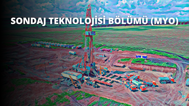 Bu görüntü, arka planda yüksek bir kule ile geniş bir alanda büyük bir petrol platformunu göstermektedir. Kulenin tepesinde rüzgarda dalgalanan bir bayrak var. Tarlaya bir grup kamyon park etmiş ve yakın planda renkli bir haç görülüyor. Ön planda bir yatağın bulanık görüntüsü ve kırmızı mavi bir küp var. Siyah zemin üzerinde beyaz bir harf ve kırmızı fiyonklu beyaz bir harf görülmektedir. Bir grup kamyon bir otoparka park etmiştir. Yukarıdaki gökyüzü açık ve görünürde hiç bulut yok. Güneş parlak bir şekilde parlamakta ve petrol platformunun net bir şekilde görülmesini sağlamaktadır. Tarla yemyeşil çimenlerle doludur ve görünürde başka hiçbir nesne yoktur. Manzara huzurlu ve sessizdir, hiçbir canlı faaliyet göstermemektedir.