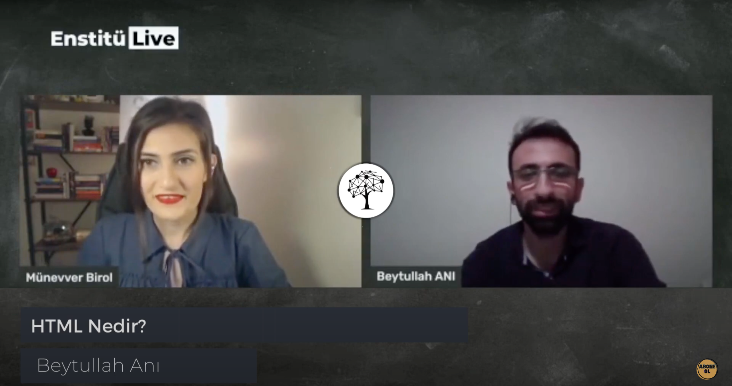 Bu görüntü, yüzlerinde gülümsemeyle kameraya bakan bir erkek ve kadını yakalıyor. Adam gözlüklü, sakallı, bıyıklı ve mavi gömlekli. Kadın ise desenli bir gömlek giyiyor. Arkalarında siyah beyaz, noktalı ve çizgili bir ağaç var. Çiftin solunda kitaplarla dolu bir raf var, ancak görüntü bulanık. Sol üst köşede siyah zemin üzerine beyaz bir metin var. Bu görüntü, birbirlerinin arkadaşlığından keyif alan ve doğrudan kameraya bakan iki kişinin mükemmel bir örneğidir.