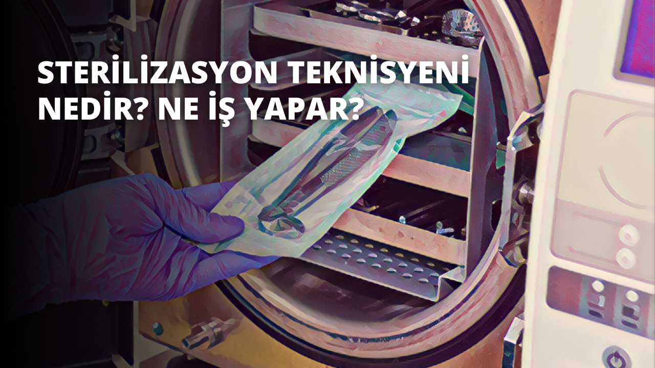 Bir kişi kasanın içinde bir kağıt parçası tutarken görülüyor. Şahıs açık mavi uzun kollu bir gömlek, siyah bir kemer ve koyu mavi bir kot pantolon giymektedir. Arka plan beyaz bir duvardır. Kişinin kısa kahverengi saçları ve yüzünde ciddi bir ifade vardır. Elinde tuttuğu kağıt bir tür belgeye benziyor. Dikdörtgen şeklindedir ve üzerinde el yazısıyla yazılmış birkaç kelime vardır. Kasa koyu gri renkte ve ön tarafında birkaç düğme var. Kişi, solunda bir kapı bulunan iyi aydınlatılmış bir odada durmaktadır. Görüntü yakın çekimdir ve sahneyi çok detaylı bir şekilde yakalamaktadır. Görüntünün genel atmosferi bir güvenlik ve emniyet atmosferidir.