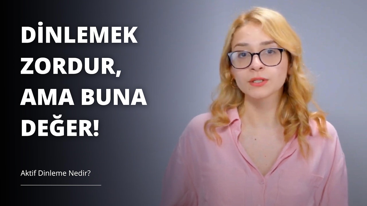 Sarı saçlı, gözlüklü bir kadın siyah beyaz bir arka planın önünde duruyor. Pembe bir gömlek ve gözlük takan kadının yüzü yakından çekilmiştir. Dudakları ve ağzı görünüyor ve aşağı bakıyor. Göğsü de görünmektedir ve arka planın üzerinde beyaz bir metin vardır. Beyaz yazı, beyaz harflerle siyah beyaz bir işarettir. Kadın yüzünde hafif bir gülümsemeyle aşağıya bakmaktadır. Hoş bir ifadesi var ve gözlükleri arka plandaki ışığı yansıtıyor.