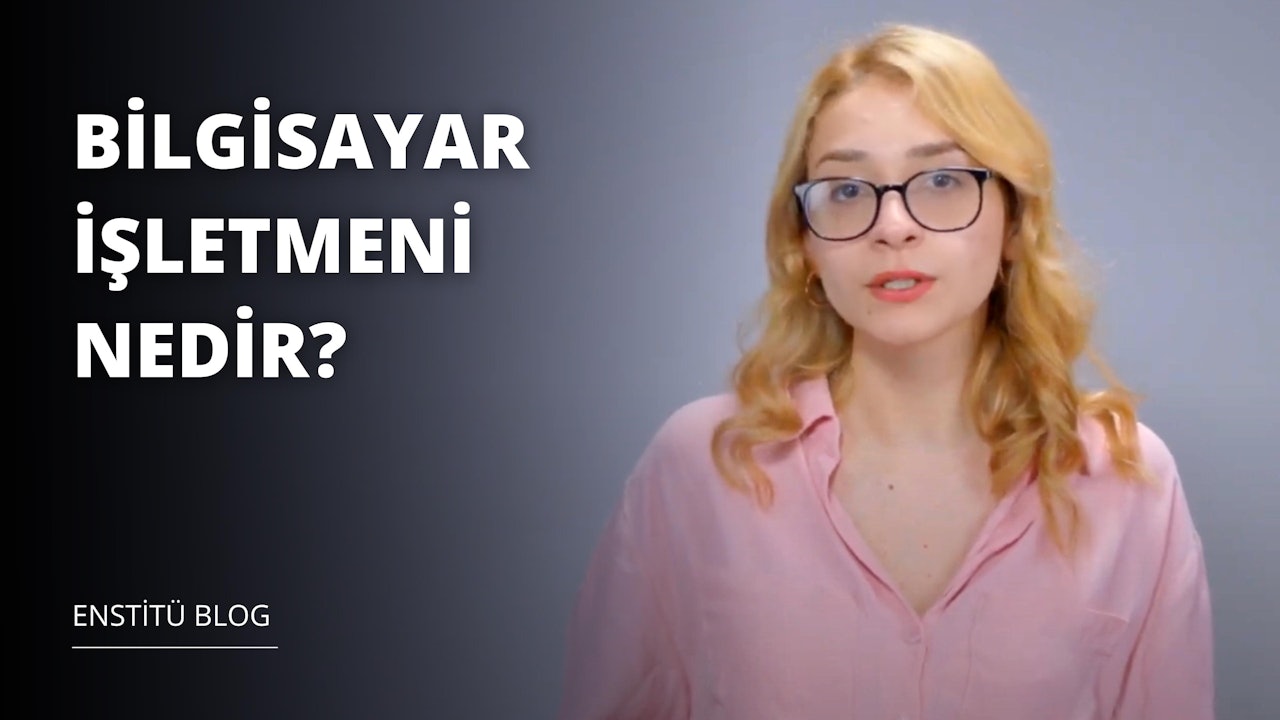 Gözlüklü bir kadın siyah bir arka planın önünde oturuyor. Gözlükleri siyah ve gömleği parlak pembe renktedir. Uzun sarı saçları yüzünden geriye doğru toplanmıştır. Gözleri doğrudan kameraya bakmaktadır ve dudakları hafifçe aralanmıştır. Göğsünde yakın çekim bir logo ve gömleğinde beyaz bir yazı var. Ağzı kapalıdır ve dudakları hafifçe büzülmüştür. Çenesi hafifçe yukarı eğiktir ve ona meraklı bir görünüm vermektedir. Üzerinde küçük bir tılsım bulunan bir kolye takıyor. Tılsımın üzerinde siyah beyaz bir logo var. Bu kadın merak ve ilgi dolu bir bakışla doğrudan kameraya doğru bakıyor.