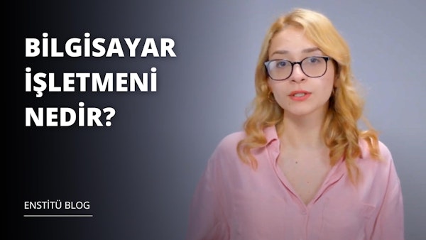 Gözlük ve pembe gömlek giyen bir kadının yakın çekimi. Saçları sarıdır ve gözleri büyük camların arkasında gizlidir. Dudakları hafifçe ayrılmış ve çenesi aşağı doğru eğilmiştir. Ön planda göğsü ve arka planda siyah beyaz bir logo görülüyor. Uzaklara bakıyor, derin düşüncelere dalmış gibi görünüyor. Arka plandaki metin beyaz ve arka plan siyahtır.