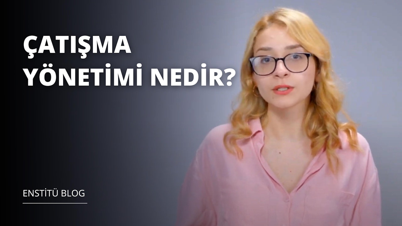 Resimde sarı saçlı, gözlüklü bir kadın görülüyor. Gözleri büyük yuvarlak gözlüklerin arkasında dümdüz karşıya bakmaktadır. Pembe bir gömlek giymiştir ve yüzü yakın plandadır. Ağzı hafifçe açık ve göğsü de yakın plandadır. Arka planda siyah zemin üzerine beyaz harflerle siyah beyaz bir logo görülüyor. Görüntünün çözünürlüğü 3840x2160 pikseldir. Görüntüdeki kadının kendine güvenen bir havası var ve karşısına ne çıkarsa çıksın hazır görünüyor.