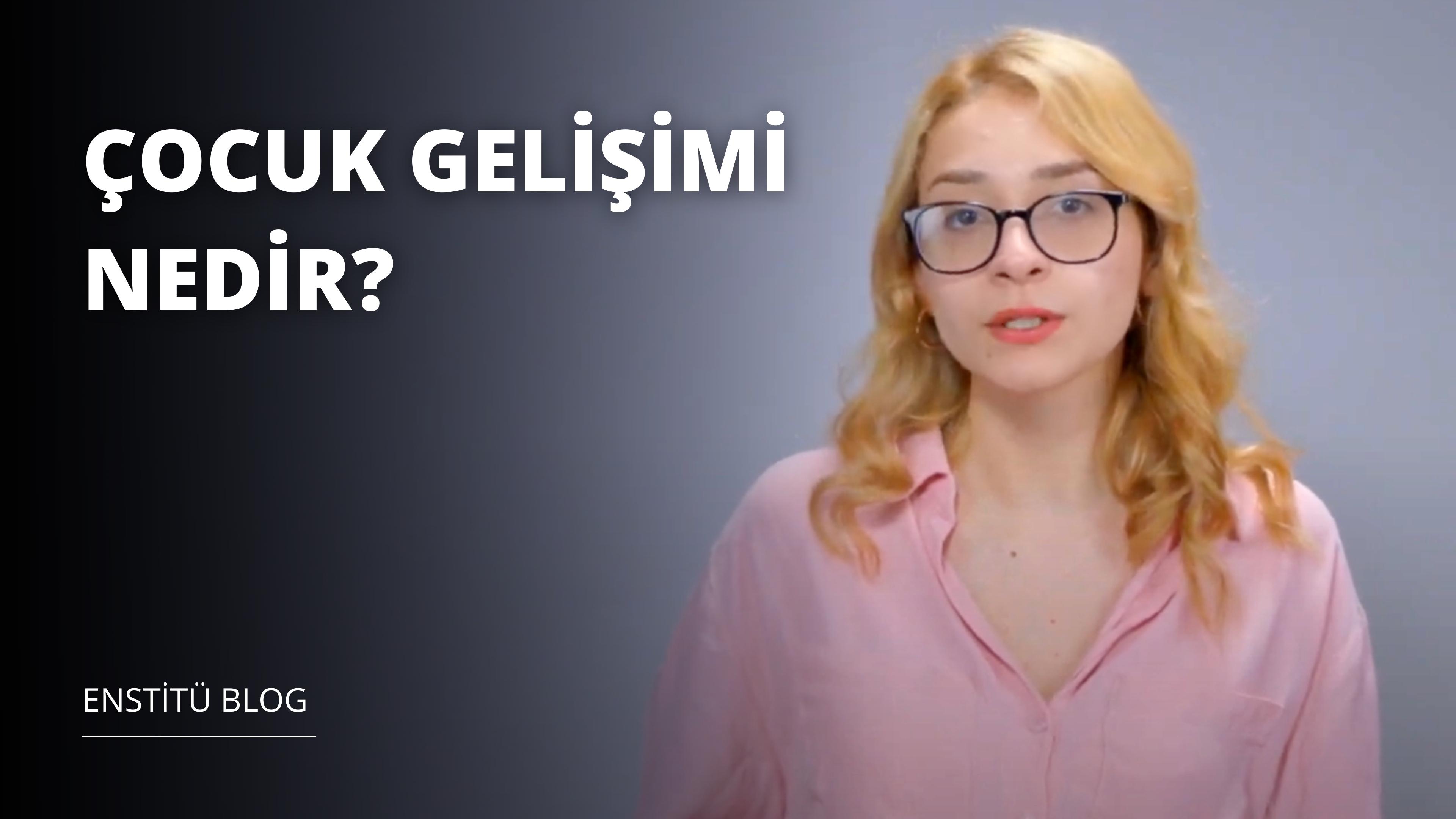 Sarı saçlı, gözlüklü ve pembe gömlekli bir kadın doğrudan kameraya bakıyor. Yüzünde kendinden emin bir ifade var ve bir çift şık gözlük takıyor. Gözleri camların arkasından görülebiliyor ve dudakları hafifçe ayrılmış. Arka plan net değil ama sağ üst köşede siyah beyaz bir logo görülebiliyor. Logo hafifçe solmuş ve metin zar zor görülebiliyor. Göğsünün yakın çekimi yakasını ortaya çıkarıyor ve narin yüz hatlarını vurguluyor. Bakışları doğrudan ve varlığı güçlü. Çerçevenin tamamını kaplıyor ve dikkatleri üzerine çekiyor. Görüntüde bir güven ve güç hissi var, bu da onu bir başlık veri kümesi için mükemmel kılıyor.