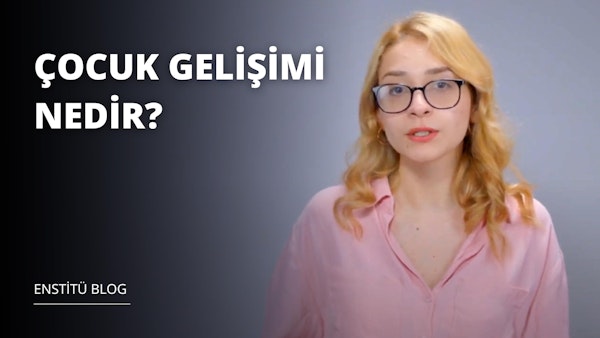 Sarı saçlı, gözlüklü ve pembe gömlekli bir kadın doğrudan kameraya bakıyor. Yüzünde kendinden emin bir ifade var ve bir çift şık gözlük takıyor. Gözleri camların arkasından görülebiliyor ve dudakları hafifçe ayrılmış. Arka plan net değil ama sağ üst köşede siyah beyaz bir logo görülebiliyor. Logo hafifçe solmuş ve metin zar zor görülebiliyor. Göğsünün yakın çekimi yakasını ortaya çıkarıyor ve narin yüz hatlarını vurguluyor. Bakışları doğrudan ve varlığı güçlü. Çerçevenin tamamını kaplıyor ve dikkatleri üzerine çekiyor. Görüntüde bir güven ve güç hissi var, bu da onu bir başlık veri kümesi için mükemmel kılıyor.