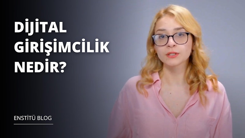 Gözlüklü ve pembe gömlekli bir kadının yakın plan görüntüsü, sarı saçları yüzünden geriye doğru toplanmış. Gözleri yana bakmaktadır ve ifadesi nötrdür. Boynunda gümüş bir kolye var ve dudakları birbirine yapışmış. Arka plan siyah ve resmin sol tarafında beyaz bir harf var. Sağ alt köşede de siyah beyaz bir logo görülüyor. Pembe bir gömlek giyiyor ve gözlüklerinin çerçevesi siyah. Kadının üzerindeki ışık parlak ve eşit, özelliklerini vurguluyor.