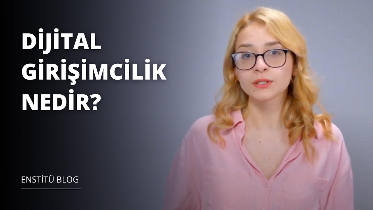 Gözlüklü ve pembe gömlekli bir kadının yakın plan görüntüsü, sarı saçları yüzünden geriye doğru toplanmış. Gözleri yana bakmaktadır ve ifadesi nötrdür. Boynunda gümüş bir kolye var ve dudakları birbirine yapışmış. Arka plan siyah ve resmin sol tarafında beyaz bir harf var. Sağ alt köşede de siyah beyaz bir logo görülüyor. Pembe bir gömlek giyiyor ve gözlüklerinin çerçevesi siyah. Kadının üzerindeki ışık parlak ve eşit, özelliklerini vurguluyor.